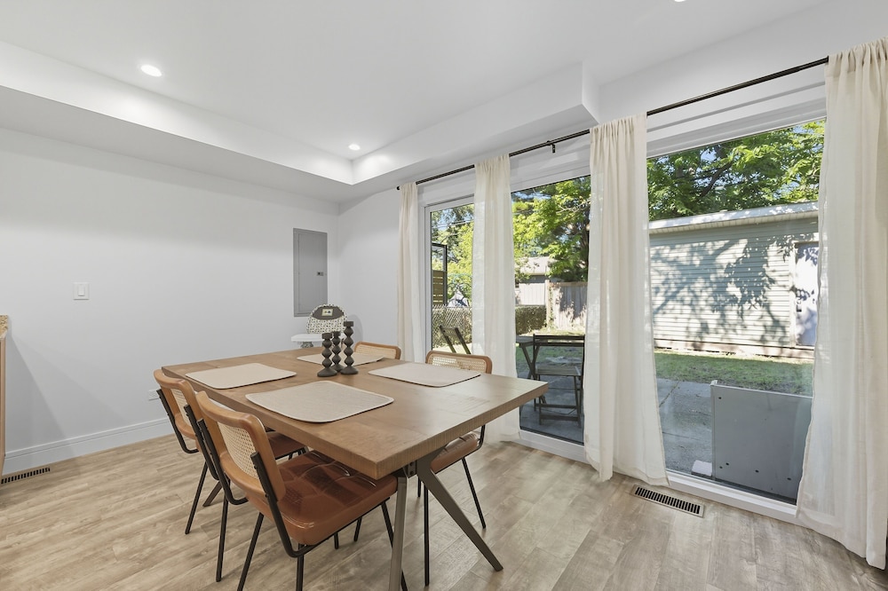 Bright Modern 3bed 2.5bath Evanston Home W/parking 3 Bedroom Home