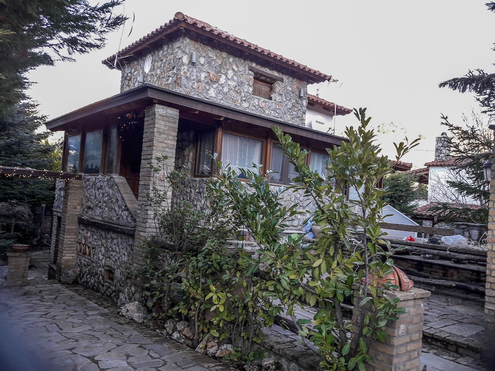 Family Abode for Vacation in Arachova - Property Image 1