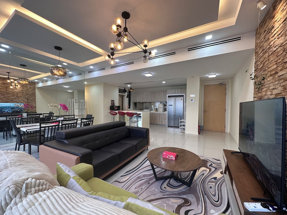 Skyline Luxe 4BR Retreat with En-suites