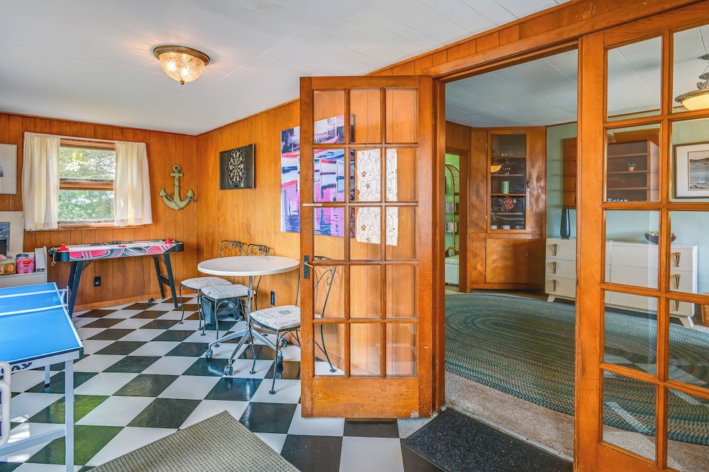 Boat & Unwind! Charming Atwood Lake Farmhouse
