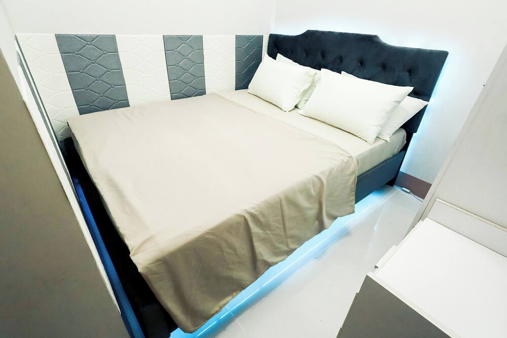 Sapphira Manor Luxurious Condo by the Bay