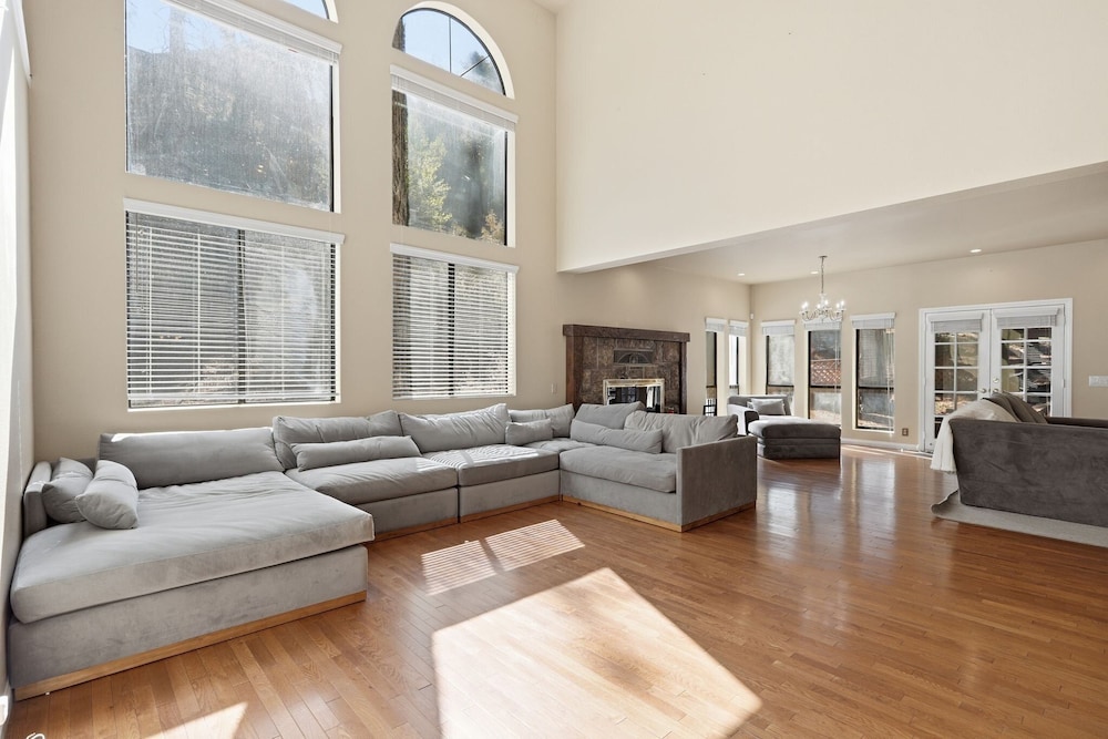 Spacious Mountain Getaway Game Room & Gazebo 5 Bedroom Villa