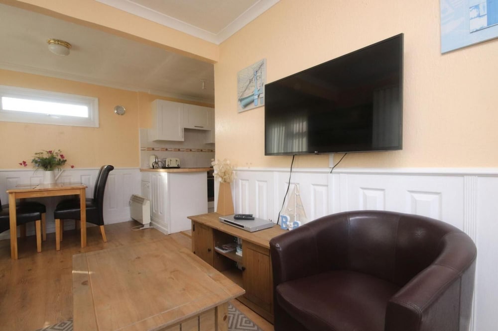 41B Medmerry Park 2 Bedroom Chalet view 2