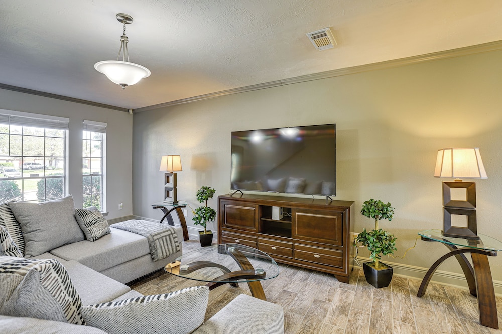 Houston Home 11 Mi to Hospitals: Nurses Welcome!