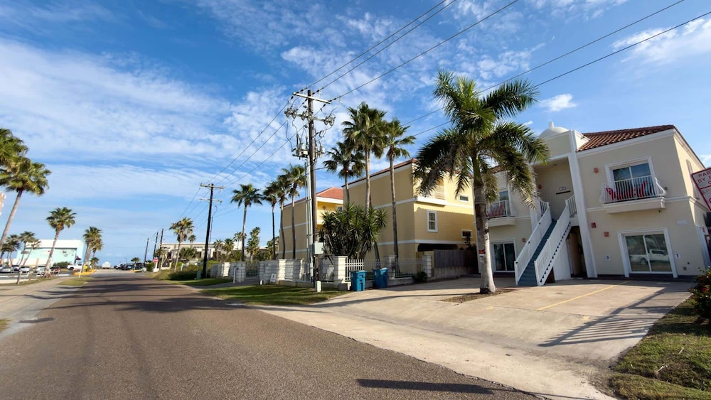 1st Floor Pool Affordable Near Beach 2 Bedroom Apts