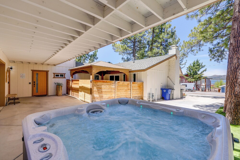 Walk to The Village Shops/eats: Big Bear Lake Home