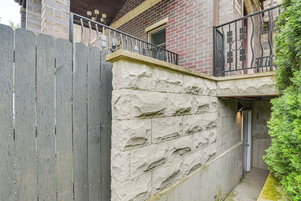 Walk to Lake Michigan: Chicago Apt w/ Deck
