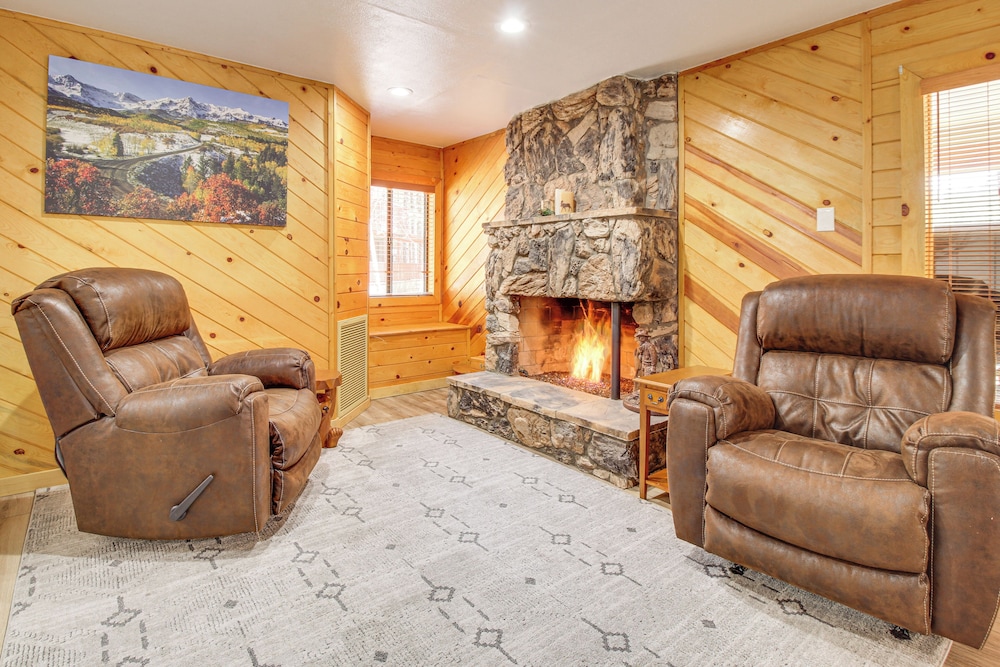 Game Room + Fireplace! Family Retreat in Pinetop