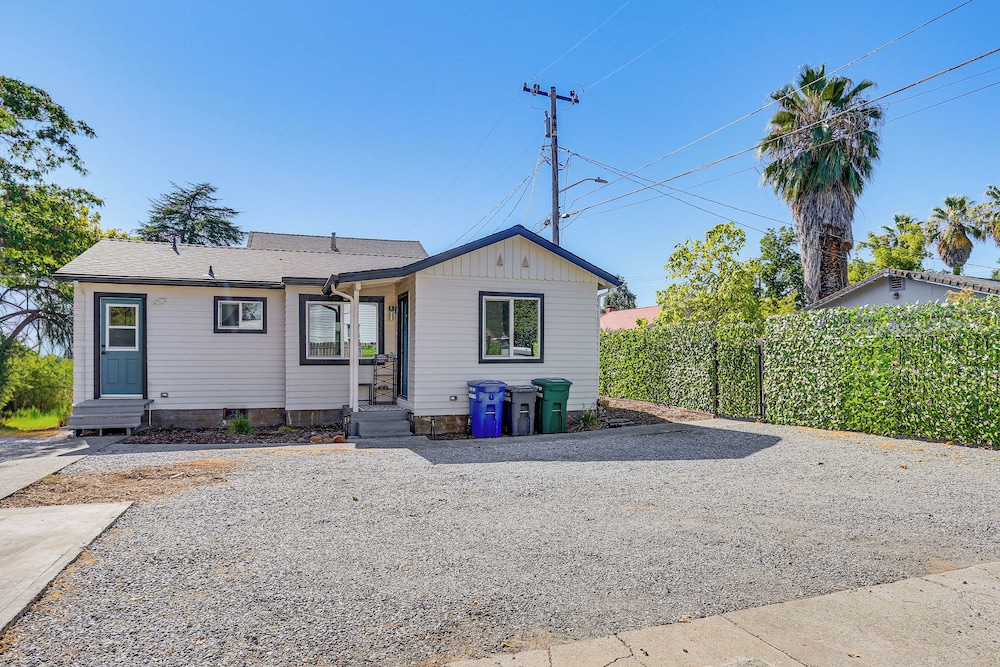 Walkable & Bright Bungalow in Dtwn Redding!