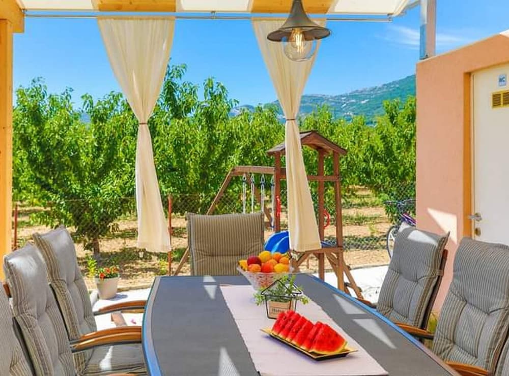 Kastel Luksic Scenic Villa With Pool