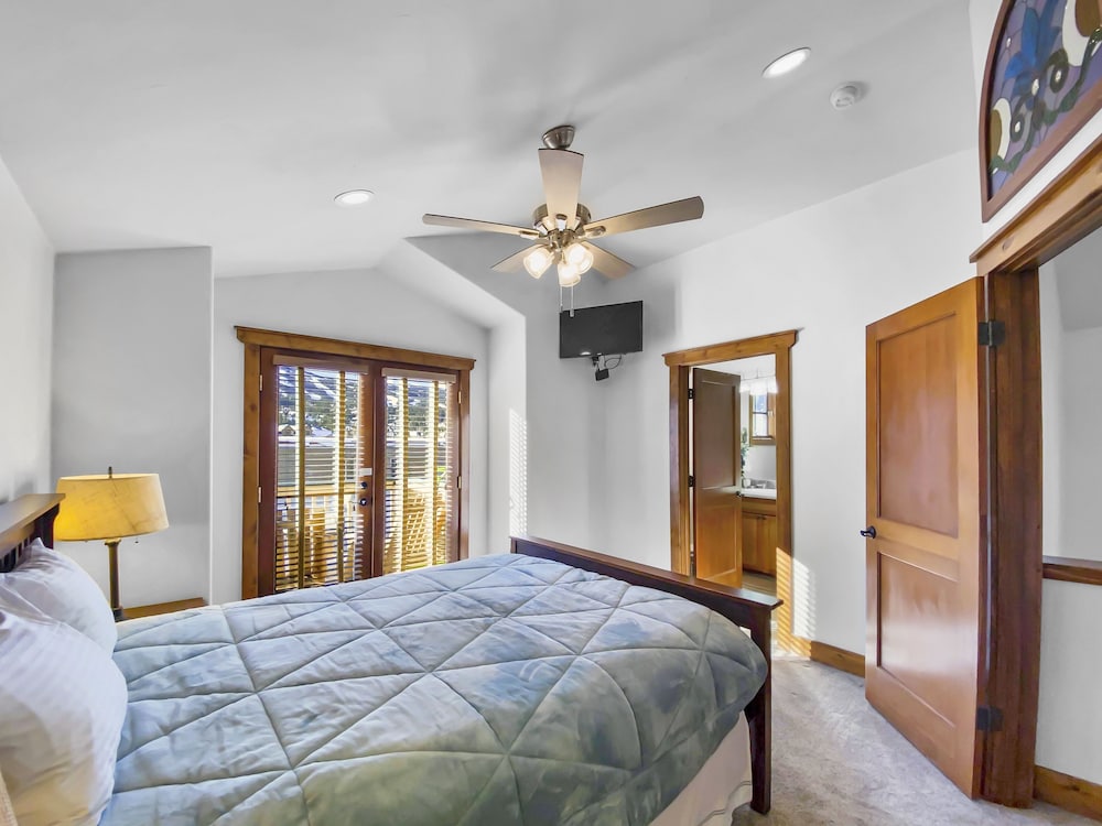 Mountain Ridge  2 Bedroom Townhouse by RedAwning