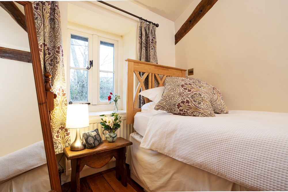 Ingleton 2-bed Cottage, Sleeps 4, Pet Ok & Parking view 4