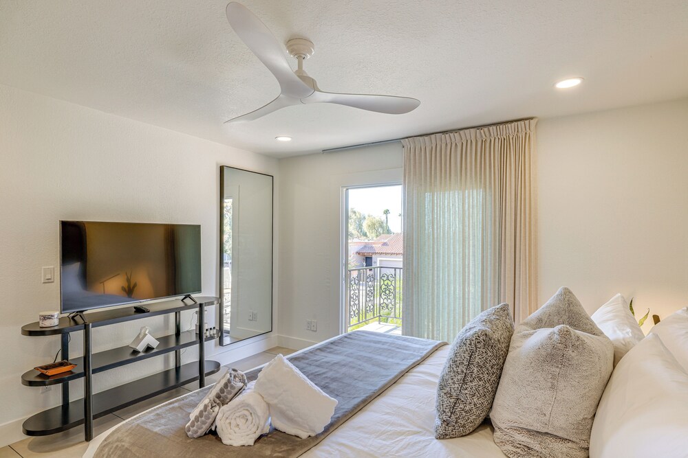 Modern Scottsdale Townhome w/ Heated Pool Access