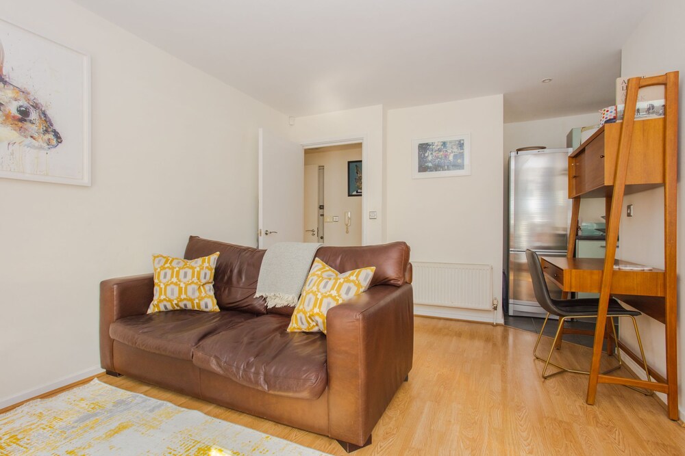 1 Bed with Balcony by Broadway Market & Columbia Road