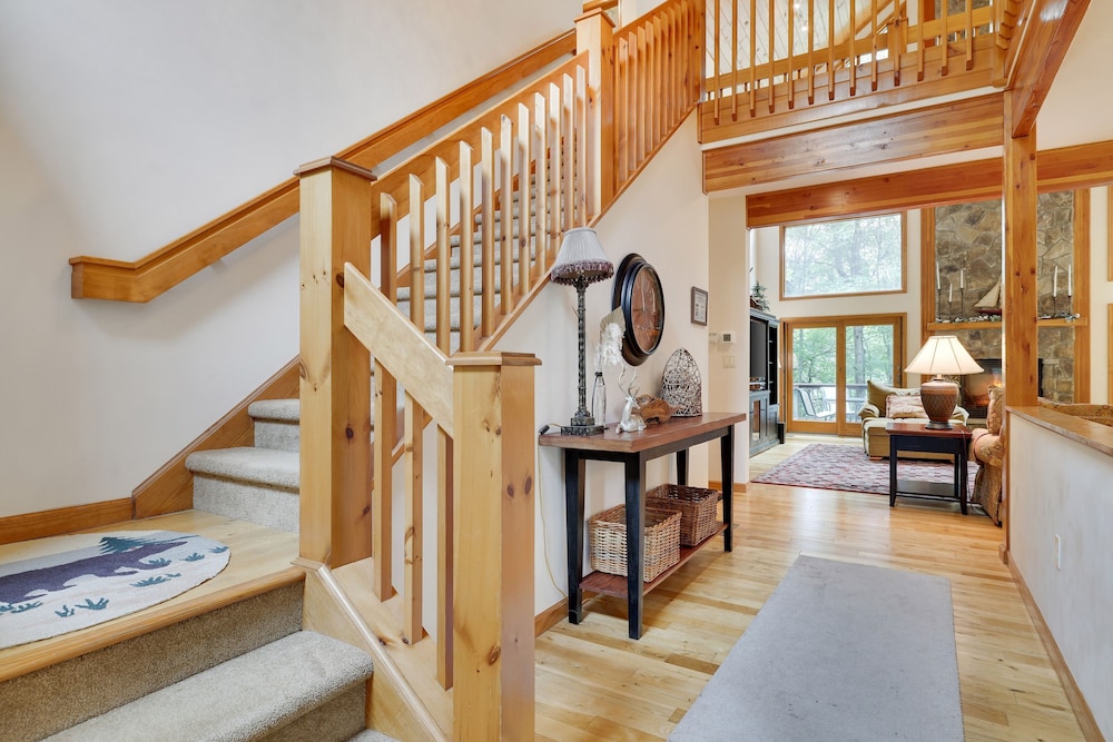 Elk Hollow by Avantstay Lakefront Chalet w Game Room Fire Pit