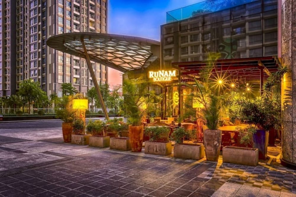 The Aquamarine Landmark Suites - Poolside Access at L4B