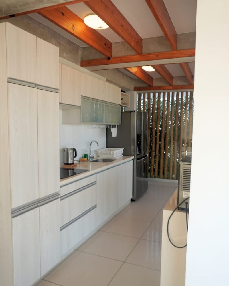 HOP Aloha Beachfront House With Direct Access