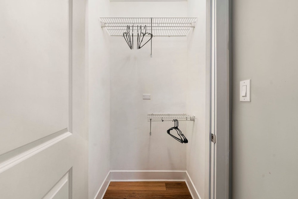 Spacious Pilsen 4 Bed 4 Bath Family Retreat