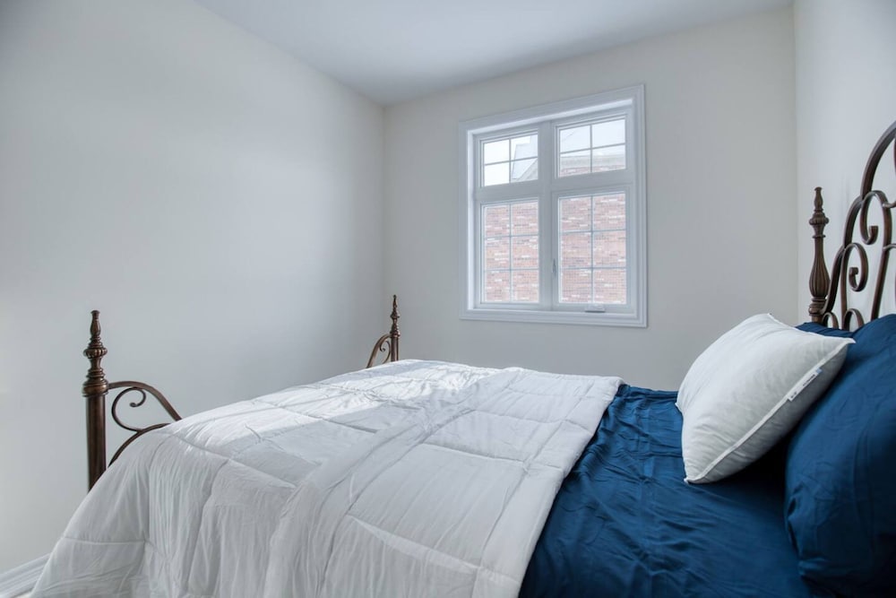 Spacious Brand New 4-bed Retreat in Quinte West