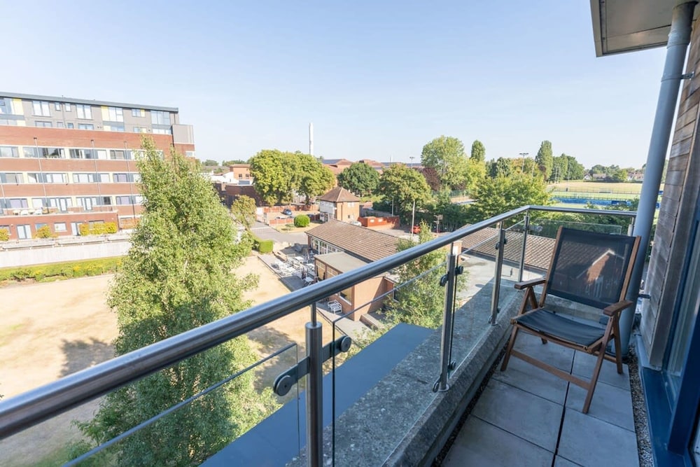 Luxury 2 Bed Apartment Parking by NEC Solihull view 5