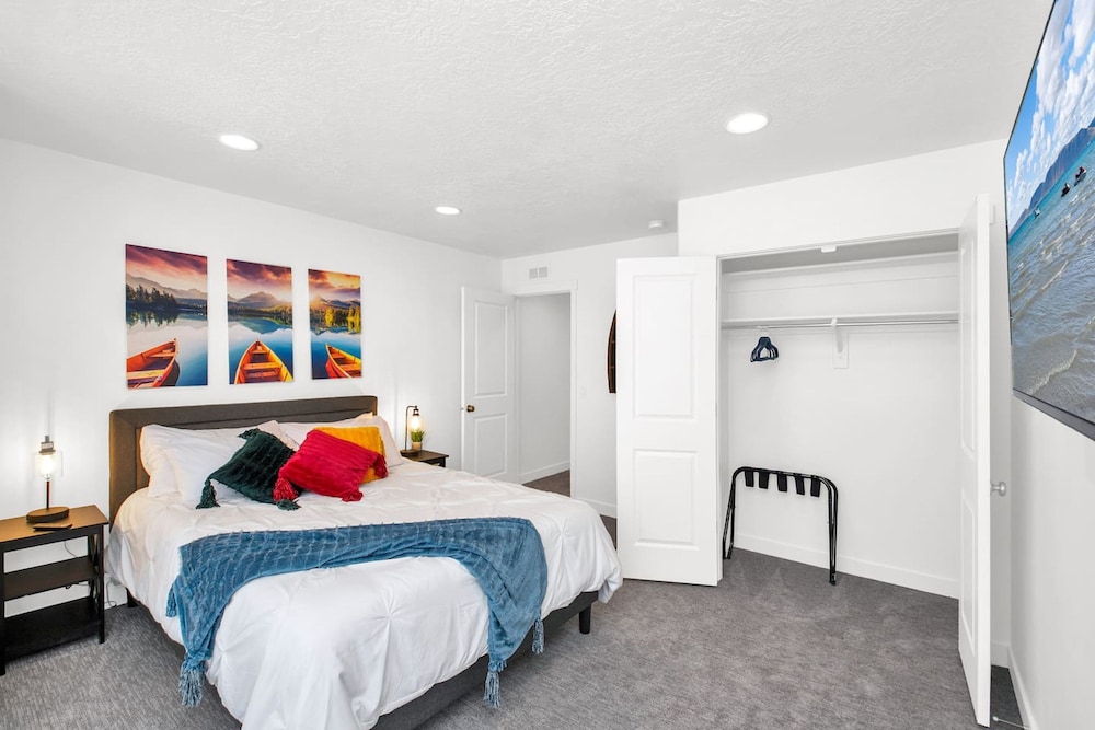 Bear Lake Table Downtown Garden City Townhome