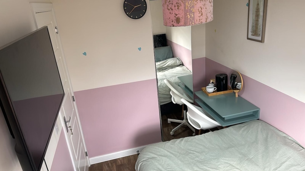 Inviting 1-bed House in Wolverhampton view 4