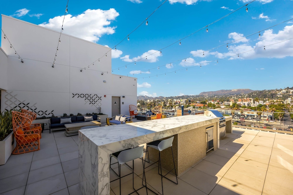 Luxury 2BR Hollywood Sign View by Oneluxstay