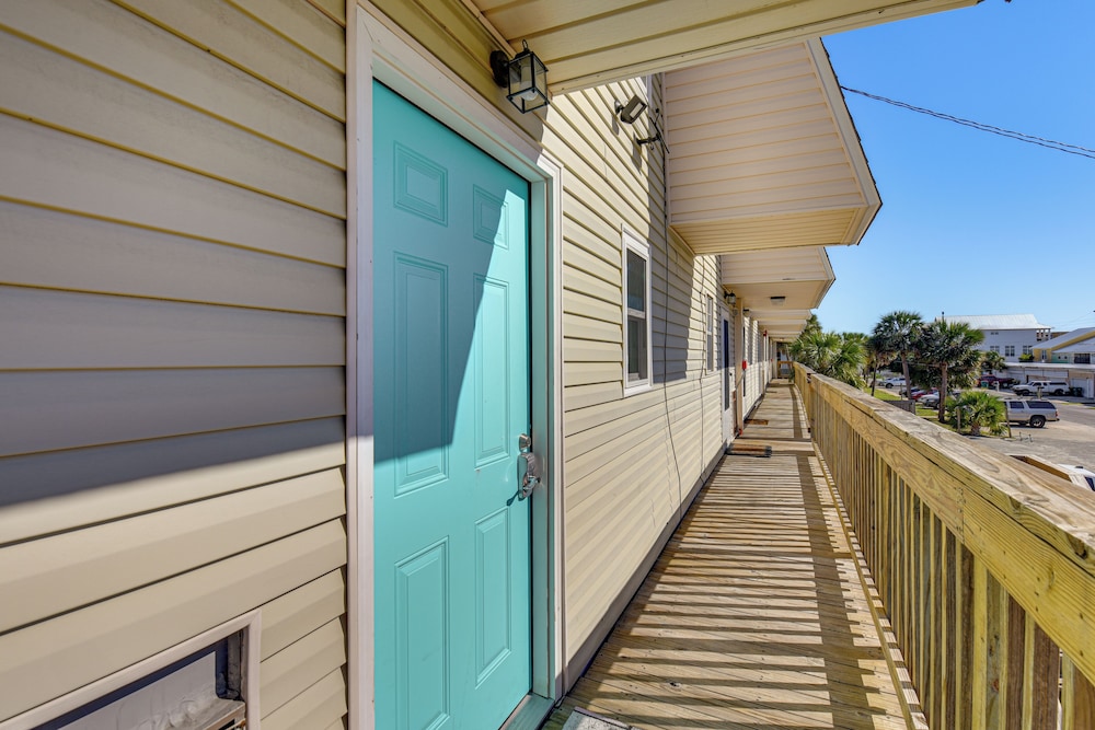 Walk to Okaloosa Island Beach: Coastal Condo!