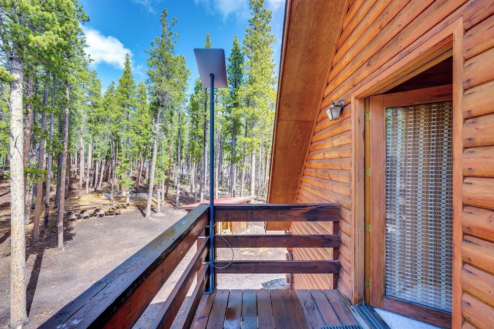 4 Mi to Rmnp: Allenspark Cabin w/ Wraparound Deck!