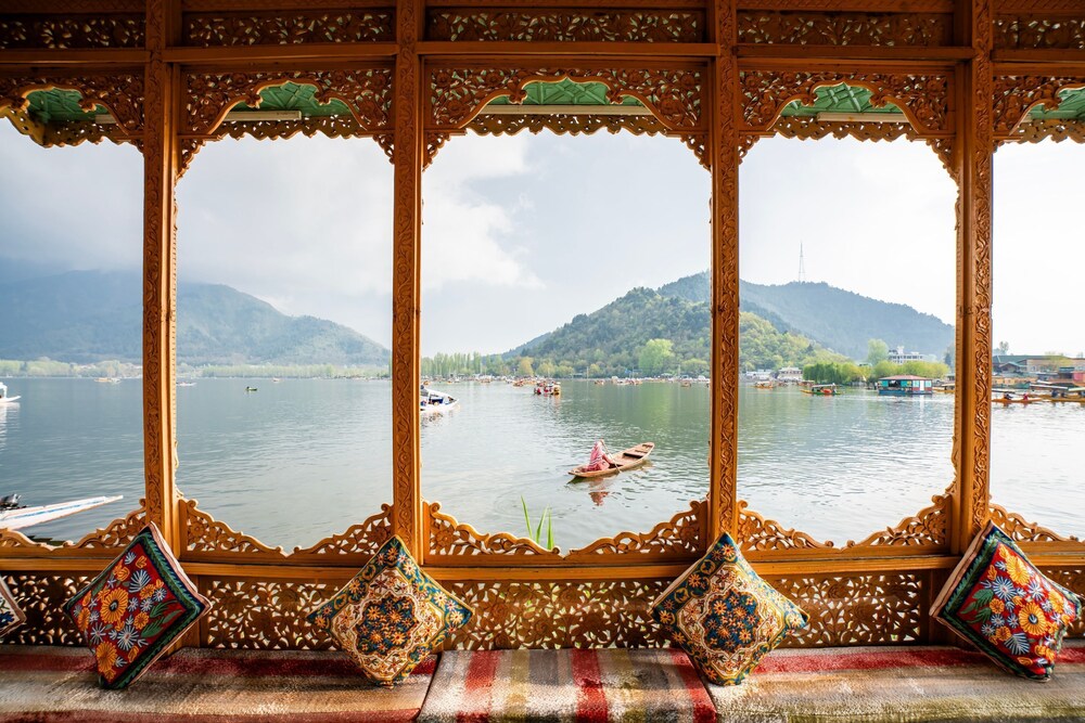 Moustache Houseboat Srinagar