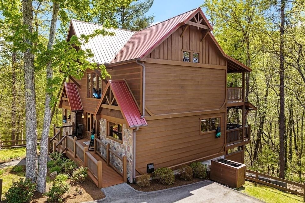 Aqua Paradise - 4 Bedrooms, 4 Baths, Sleeps 12 Home by RedAwning