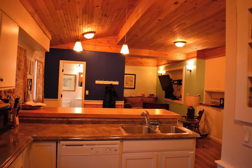 Cozy 2 BR by River- Crooked Steeple Hall