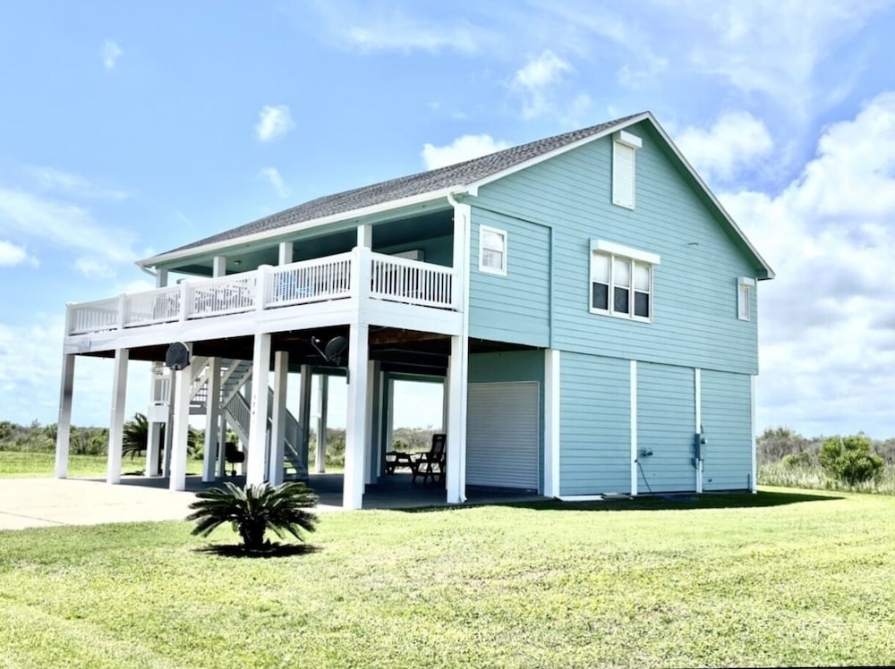 Out Of The Blue 5 Bedroom Home by RedAwning