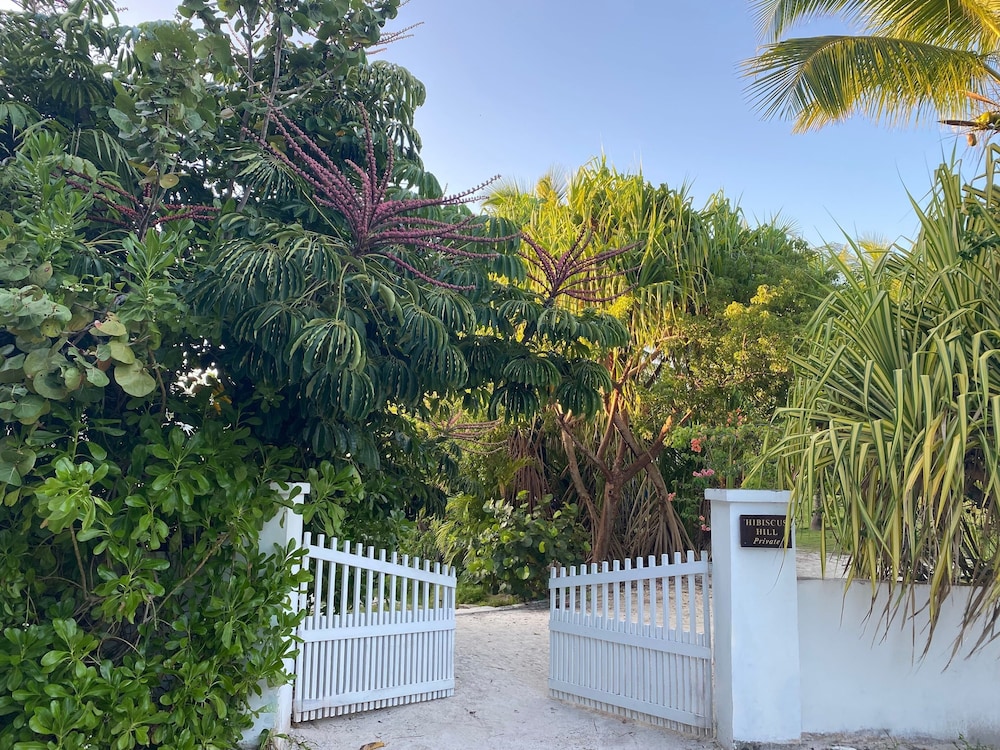 Hibiscus Hill Guest House - Elegant Garden Oasis, Pink Sand Bch 4 Bedroom Home