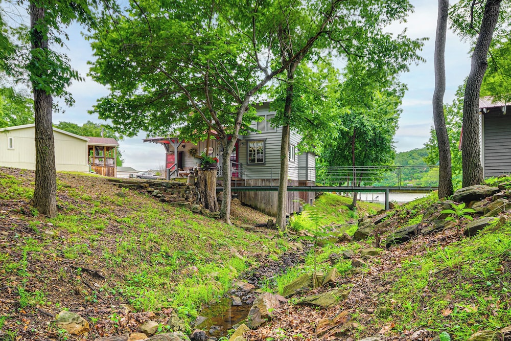Hike, Swim & Fish: Lakefront Cabin in Roach!