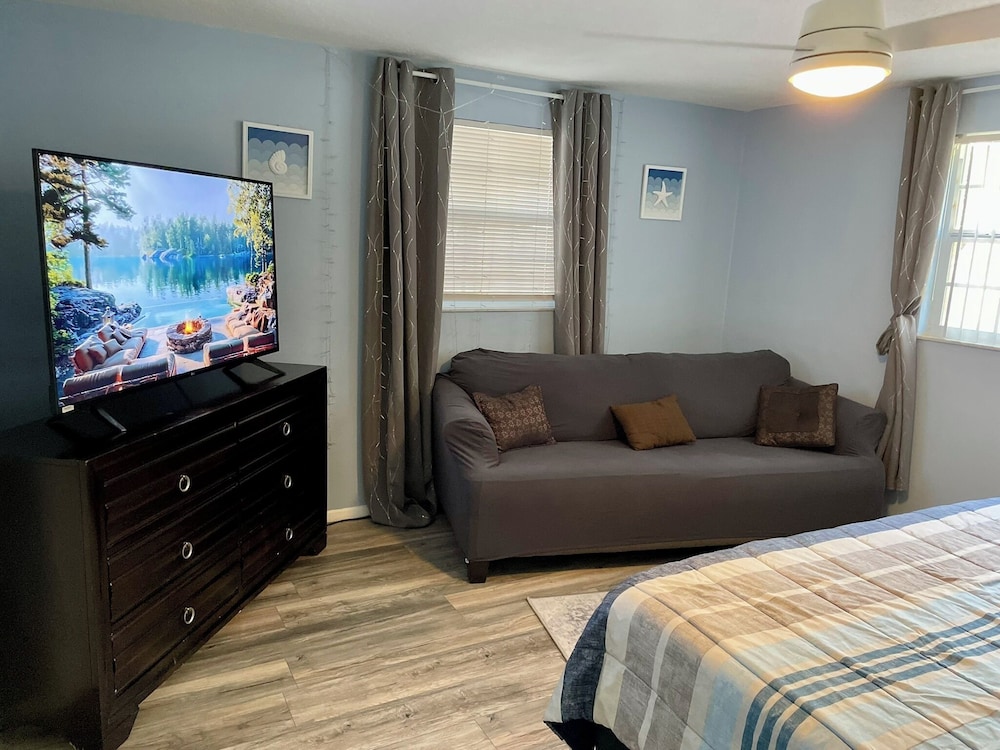Gulf Side Getaway near Downtown Beaches