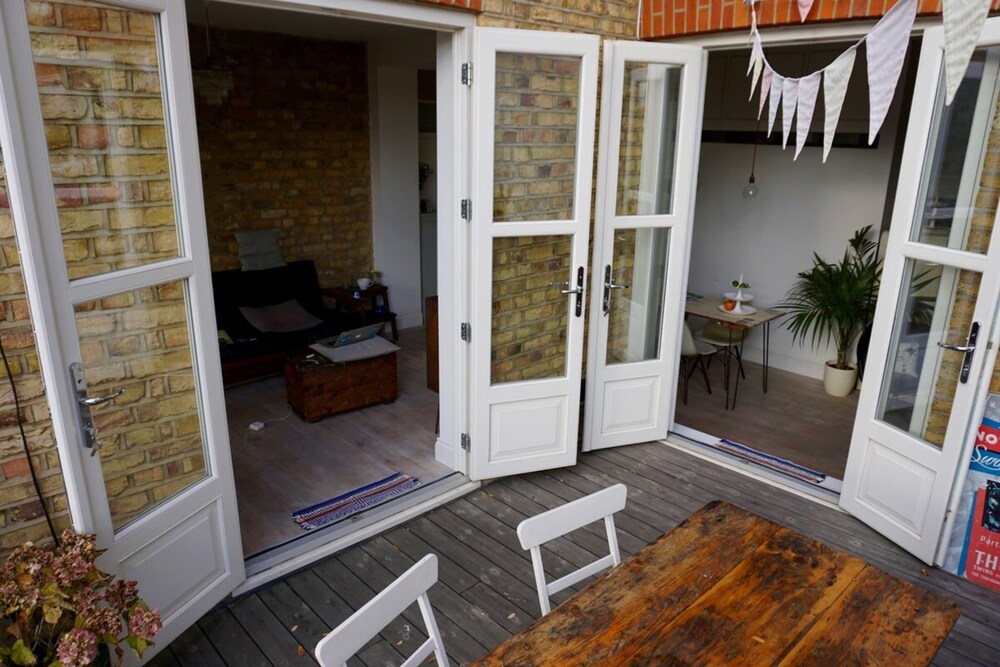 Beautiful Canalside 1-bedroom Flat With Terrace