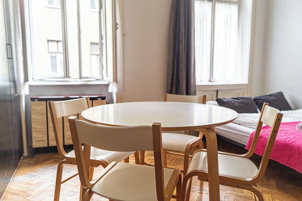 Budget 1BR Apt Sleeps 5 Belvedere