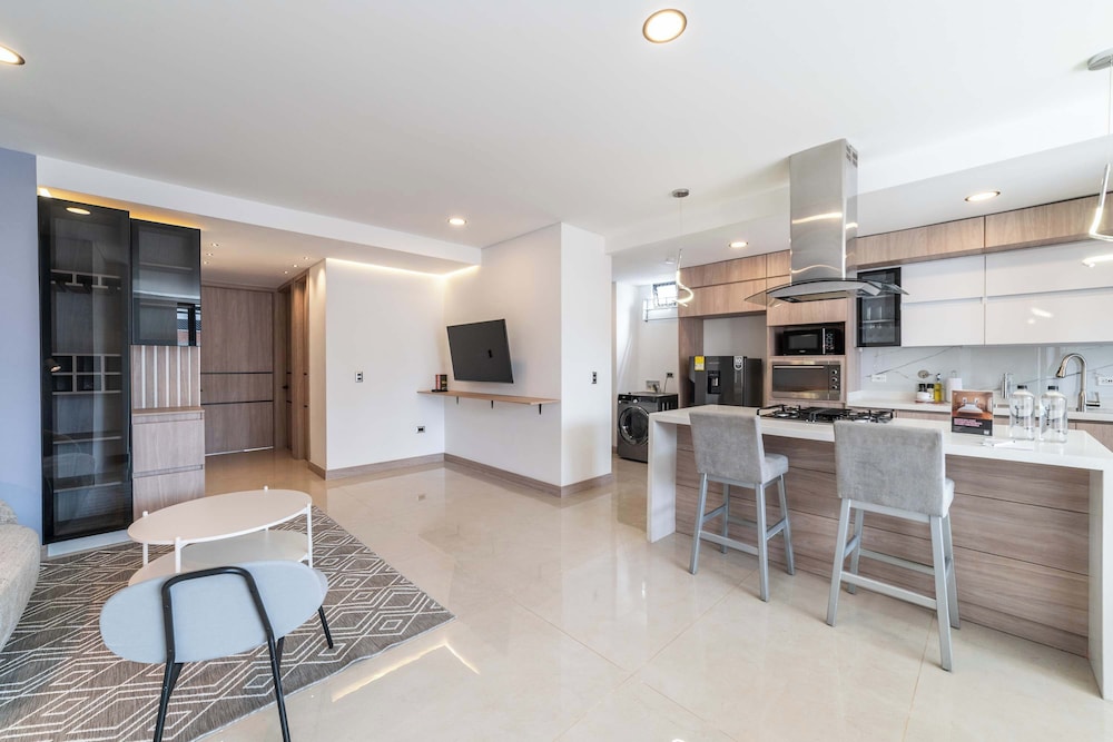 w Elegant 3BR w Outdoor Balcony