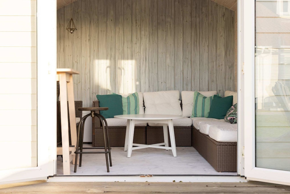 Luxury Beachfront Retreat for 14 With Hot Tub