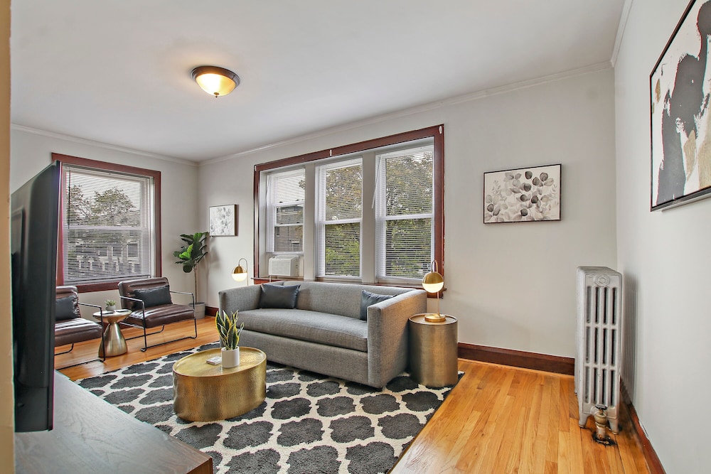 Prime 1BR Apt - Cullom F2