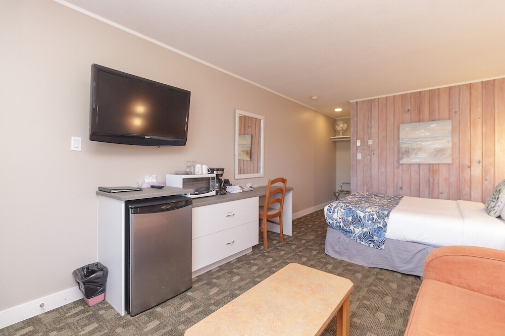 The Cedarwood Inn & Suites