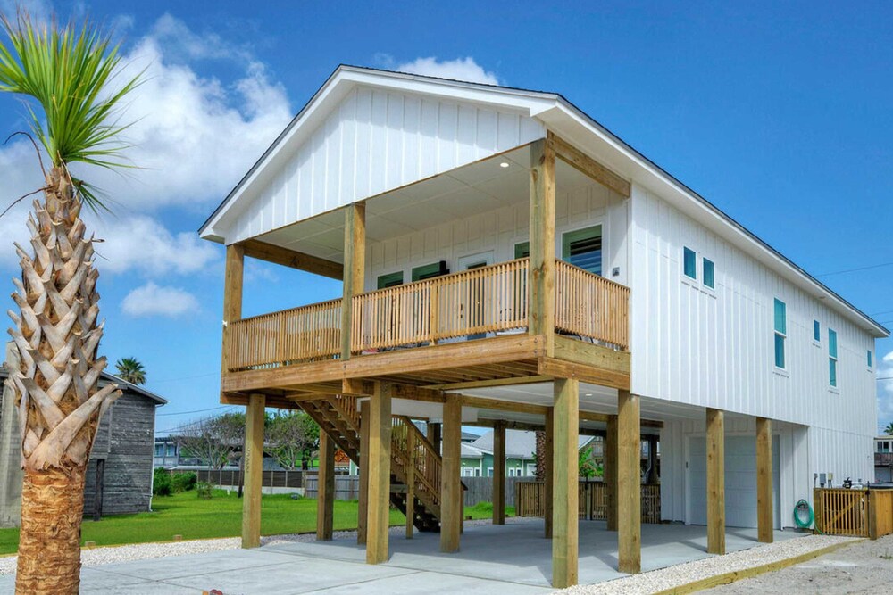Sleeps 24 2 Homes, Walk to the Beach, Private Pools, Fire Pit, Modern Design