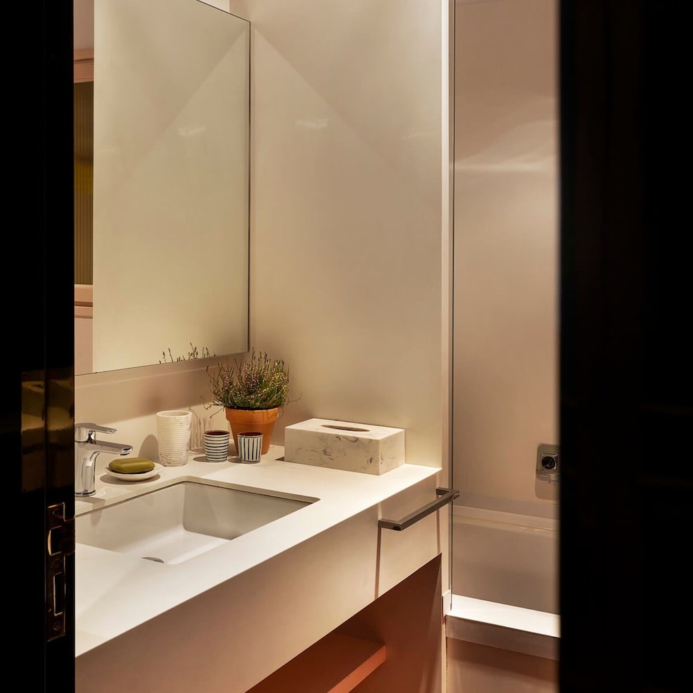 Artist Modernist 3-br Gem Next to Paseo de Gracia