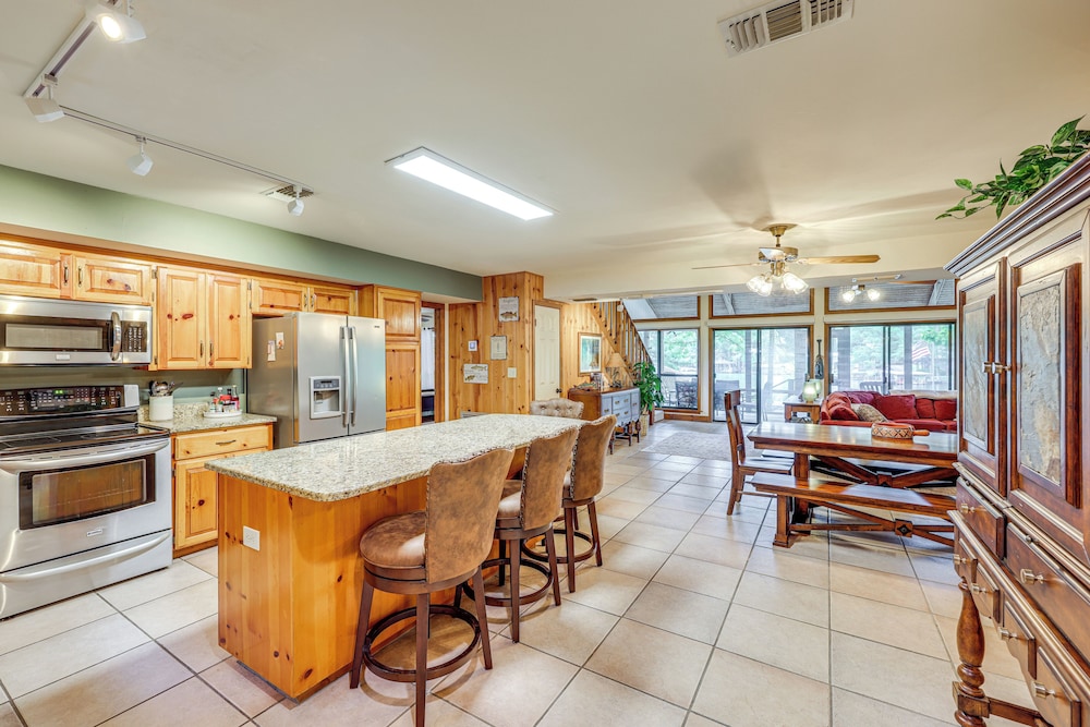 Waterfront Gem on Lake Martin w/ Kayaks & Dock!