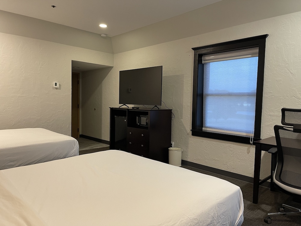 Bloomington Vacations - The Chateau Hotel and Conference Center - Property Image 91