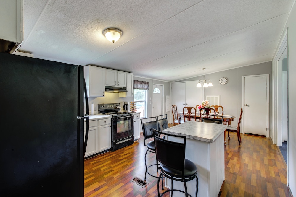 1 Mi to US Marine Base Albany: Cozy Getaway!