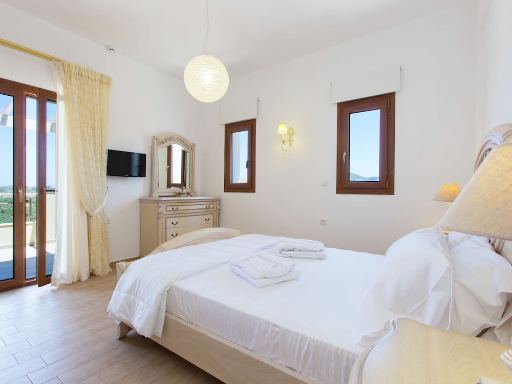 Villa in Crete With Private Pool & Beaches Nearby photo 4