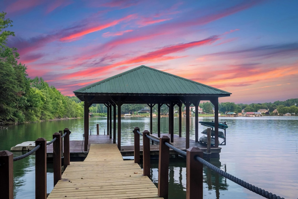 Lake Days by Avantstay Hot Tub + Firepit + Game Room & Private Dock Access