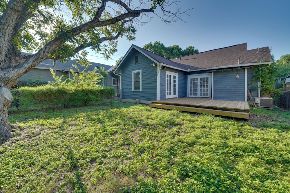 4 Mi to Downtown! Cozy Bungalow in San Antonio